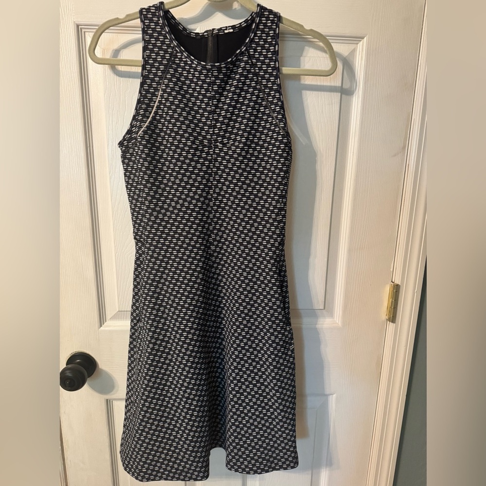 Lululemon Sleeveless Black & White tennis/active dress size 6